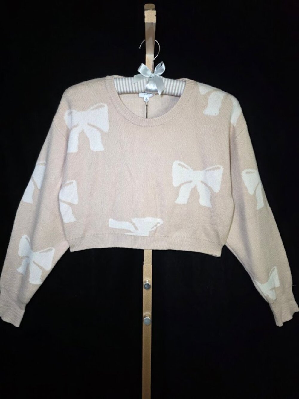 NWT Le Lis Beige/White Bow Cropped Crewneck Cozy Soft Sweater M